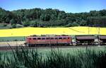 150 158-4 mit Seitenschieber-Selbstentladewagen Typ Otmm 64 bei Urspring am 17.05.2002.