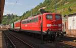 151 070-0 mit Kombiverkehr-Zug ist am 21.08.2011 im Bahnhof Linz/Rhein  abgestellt.