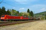 189 002-9 zieht eine kalte 151er und einen gemischten G�terzug am 04.05.2013 durch Brachbach (Sieg) in Richtung K�ln.