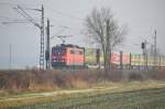 151 138-5 im Morgendunst bei Neu-Ulm Pfuhl mit einem Containerzug am 20.11.2009.