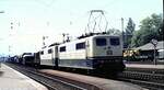151 109-6 und eine zweite 151 (abgebügelt) vor einem gemischtem Güterzug in Regensburg am 15.05.1982.