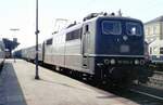 151 032-0 mit Nahverkehrszug in Regensburg am 15.05.1982.