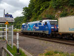 Die DB - TFG Transfracht  AlbatrosExpress  152 137-6 (91 80 6152 137-6 D-DB) der DB Cargo AG (mit Gansreklame TFG & DB Intermodal) fährt am 16 Juli 2025 mit einem KLV-Zug durch Scheuerfeld/Sieg)