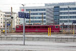 Im ehem. DR Purpurrot (RAL 3004), die 250 137-7 alias 155 137-3 (91 80 6155 137-3 D-LEG) der Leipziger Eisenbahnverkehrsgesellschaft mbH steht am 08 Dezember 2022 im Hauptbahnhof Leipzig.

Die Lok (auch als Strom-Container bekannt) wurde 1981 bei LEW (VEB Lokomotivbau Elektrotechnische Werke Hans Beimler) in Hennigsdorf unter der Fabriknummer 16728 gebaut und als 250 137-7 an die DR (Deutsche Reichsbahn) geliefert.

Weiterer Lebenslauf: 
01.01.1992 Umzeichnung in DR 155 137-3
01.01.1994 Umzeichnung in DB 155 137-3
03.03.2010 z-Stellung
14.06.2012 Ausmusterung bei der DB Cargo und Verkauf an die LEG - Leipziger Eisenbahnverkehrsgesellschaft mbH.
Im Dezember 2022 wurde sie von der LEG an die T4R - Traktion4Rent GmbH in Saalburg-Ebersdorf verkauft und tr�gt nun die NVR-Nummer 91 80 6155 137-3 D-BDMW.