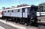 E 75 09 in Ulm auf dem Weg zu einer Ausstellung am 15.06.1996, an einem IC angehängt.