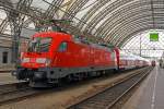   182 020-8 der DB Regio steht am 27.08.2014 im Hbf Dresden (Mittelhalle) mit dem RE50   Saxonia-Express   (Dresden Hbf  – Riesa – Leipzig Hbf) zur Abfahrt bereit.