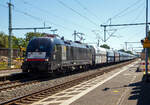 Die schwarze MRCE Dispolok ES 64 U2-011 / LZB 182 511-6 (91 80 6182 511-6 D-DISPO) fährt am 13.08.2022 mit einem Kohlezug (offene Schüttgutwagen mit schlagartiger Schwerkraftentladung der