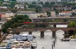 Koblenz am 13.08.2011 �ber die Moseleisenbahnbr�cke kommt eine 185er mit einem G�terzug und f�hrt Richtung Mainz.