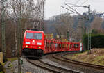 Die 185 230-0 (91 80 6185 230-0 D-DB) der DB Cargo AG fährt am 22.02.2023, mit einem leeren Autotransportzug (Wagen der Gattung Laaeffrs 561 der DB Cargo Logistics GmbH, ex ATG), durch Kirchen