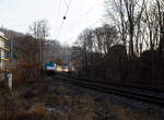 Die an die Rurtalbahn Cargo GmbH vermietete E 186 134 (91 51 6270 005-7 PL-ATLU, ex 91 80 6186 134-3 D-BTK) der Alpha Trains Belgium NV/SA (Antwerpen) fährt am 22 Januar 2026, mit einem geschlossen Doppelstock-Autotransportzug der ARS Altmann AG (mit Wagen der Gattung Hccrrs), durch Kirchen/Sieg in Richtung Siegen. Nochmals einen lieben Gruß an den netten Lokführer zurück.

Die Bombardier TRAXX F140 MS wurde 2007 von Bombardier in Kassel unter der Fabriknummer 34350 gebaut und an die ATC - Angel Trains Cargo ausgeliefert. Die Multisystemlokomotive hat die Zulassungen bzw. besitzt die Länderpakete für Deutschland, Österreich und Polen (D/A/PL). Von 2008 bis 2012 fuhr sie als EU43-006 (91 51 6270 005-7 PL-PKPC) für die PKP CARGO, wobei die ATC 2010 zur Alpha Trains Belgium wurde. Seit 2020 ist sie bei der RTB CARGO.