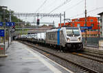 Die Railpool 187 003-9 (91 80 6187 003-9 D-Rpool) f�hrt am 02.08.2019 (bei Regen) mit einem mit FIAT Nutzfahrzeugen beladenen Flachwagen-Zug (Flachwageneinheiten der Gattung Laad…) durch den