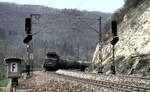 194 026-1 mit Kesselwagenganzzug auf der Geislinger Steige am 25.04.1982.