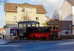 Die normalspurige Akkumulator Kleinlokomotive Ks 4071, ex DB Ka 4071, ex DB 381 201-3 als Denkmallok im Auslieferungszustand von 1932 als DRG Ks 4071am 02.01.2019 beim Hbf Limburg (Lahn).

Die ersten 4 Prototypen von Akku-Kleinloks wurden 1930 von AEG gebaut, 1932 lieferte AEG (Fabriknummer 4800) erneut diese Lok im Rahmen der Kleinlokvorserie an die DRG aus, die sich nun an den aktuellen Grundrissen der K� II-Entwicklung orientierte. Die Maschine besa� bereits das tiefliegende F�hrerhaus an einem Fahrzeugende, w�hrend die Akkus in zwei gro�en L�ngsk�sten des Vorbaus untergebracht waren. 

Die Ks 4071 blieb allerdings ein Einzelst�ck. Diese Lok trug die Bezeichnungen DRG Ks 4071 bis 1949, bis 1960 dann DB Ks 4071, dann bis 1968 DB Ka 4071 und bis zur Ausmusterung am 01.03.1970 wurde sie dann noch als DB 381 201-3 bezeichnet.

Die BMAG baute 1935 eine kleine Serie von 6 Loks, in den Jahren 1936 bis 1938 wurden dann bei Windhoff in Rheine 35 Akku Kleinlokomotiven gebaut, diese sahen dann �u�erlich sehr �hnlich den dieselgetriebenen Schwestermaschinen der Baureihe K�/K�f II.

Warum steht die Lok hier als Denkmal, weil das AW Limburg einmal f�r die Instandhaltung aller Akkumulator Kleinlokomotive zust�ndig war.