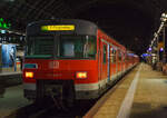 Zwei gekuppelte ET 420 (der Vordere bestehend aus 420 844-3 / 421 344-3 / 420 344-4) steht am 28.09.2012 im Hbf Frankfurt am Main, als S9 nach Frankfurt-Flughafen bereit (Aufnahme aus der Hand). 
Die vordere dreiteilige Elektrotriebzug-Garnitur ist aus der 5.Bauserie (1979/1980) und wurde von MBB und BBC gebaut.

Die Entwicklung dieser dreiteiligen Elektrotriebzüge beruht auf Olympischen Spiele 1972 in München, da Deutsche Bundesbahn dafür dringet neue S-Bahn-Triebzüge benötigte.
Angelehnt an die S-Bahn-Triebwagen von Hamburg und Berlin, sowie aus Erfahrungen mit den vorhandenen Wechselstrom-Triebwagen ET 27 und ET 30 (alte BR 427 und 430), entstand 1969 diese ET der BR 420/421. Bei diesen Fahrzeugen ist jeder Radsatz angetrieben. Die ETs bewährten sich ausgezeichnet und es wurden bis 1997 insgesamt 497 Stück dieser Baureihe gebaut. Die Endtriebwagen wurden als BR 420, der Mitteltriebwagen als BR 421 eingereiht.

Technische Daten:
Länge über Kupplung: 67400 mm (Endtriebwagens ET420 je 23,3m und der Mitteltriebwagens ET421 ist 20,8 m lang)
Eigengewicht: 129 t (ab ET 420 131 wurden die ET vollständig  in Aluminiumleichtbauweise gebaut), die maximale Achslast beträgt 16 t.
Achsformel: Bo'Bo'+Bo'Bo'+Bo'Bo' (12 angetriebene Achsen über Tanzlagerantrieb). 
Dauerleistung: 2400 kW
Höchstgeschwindigkeit: 120 km/h
Anfahrbeschleunigung: max. 1,0 m/s², im Betrieb 0,9 m/s²