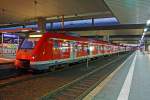 Zwei gekuppelte Triebz�ge der BR 422/432 als S1 (Solingen - D�sseldorf - D�sseldorf Flughafen - Duisburg - Essen - Dortmund), hier am 30.09.2012 morgens um 7:17 Uhr, am Schluss 422 003-4.