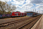 Zwei gekuppelte vierteilige ET 423 (Elektrotriebzüge) der S-Bahn Köln (betrieben durch die DB Regio AG – NRW) verlassen am 30.04.2023, als S19 nach Hennef(Sieg), Bahnhof
