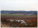 Zwei gekupelte Triebz�ge der BR 425 erreichen gleich den Bahnhof Limburger Hof, hier am 03.01.2014 aufgenommen vom Michaelsberg in LU-Maudach.