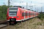 Am 16 September 2016 treft 425 555 in Rheinhausen ein und wird vom biotopischer Bahnsteig fotografiert.