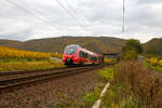   Der kleine zweiteilige Bombardier Talent 2 der DB Regio 442 004 / 442 504  Klotten  (94 80 0442 004-8 D-DB / 94 80 0442 504-7 D-DB) fährt am 30.10.2017 bei Bahnhof Winningen/Mosel, als RB 81