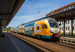Der vierteilige Stadler KISS - ET 445.101 (94 80 0445 101-9 D-ODEG / 94 80 0446 101-8 D-ODEG / 94 80 0446 601-7 D-ODEG / 94 80 0445 601-8 D-ODEG) der Ostdeutschen Eisenbahn (ODEG) steht am 16 Mai 2022 im Hauptbahnhof Schwerin, als RE 2 von Berlin Ostbahnhof nach Wismar, zur Abfahrt bereit.

Der KISS wurde 2012 von Stadler Pankow GmbH in Berlin unter der Fabriknummern 39029 bis 39033 für die BeNEX GmbH/ Prignitzer Eisenbahn zu Netinera, denen gemeinsam die ODEG gehört, gebaut. Von der Ostdeutschen Eisenbahn (ODEG) wurden im Januar 2010 insgesamt 16 vierteilige Stadler DoSto bestellt, die von der Stadler Pankow GmbH gefertigt wurden und zum Fahrplanwechsel im Dezember 2012 im Berlin-Brandenburger Regionalverkehr zum Einsatz kommen sollten.

Die vier Wagen eines Triebzuges sind unterschiedlich aufgebaut:
•	445 1xx (A-Wagen): Sitzplätze 2. Klasse, Mehrzweckbereich (unten), WC, Hauptschalter, Antriebsmodul mit Transformator, Stromrichter und Triebdrehgestell am Übergangsende zum Wagen C.
•	446 1xx (C-Wagen): Sitzplätze 2. Klasse, Mehrzweckbereich (unten), behindertengerechtes WC, Stromabnehmer
•	446 6xx (D-Wagen): Sitzplätze 2. Klasse, Mehrzweckbereich (unten), kein WC, Stromabnehmer
•	445 6xx (B-Wagen): Sitzplätze 1. Klasse (oben) und 2. Klasse, Mehrzweckbereich (unten), WC, Hauptschalter, Antriebsmodul mit Transformator, Stromrichter und Triebdrehgestell am Übergangsende zum Wagen D.

Der erste Zug wurde im Februar 2012 fertiggestellt und war u. a. auf dem Eisenbahnversuchsring Velim zu Testfahrten unterwegs. Im Herbst 2012 wurde jedoch bekannt, dass nicht alle Züge bis zur Betriebsaufnahme zum Fahrplanwechsel am 9. Dezember 2012 fertiggestellt werden konnten. Tatsächlich startete die ODEG am 9. Dezember 2012 mit geliehenen Fahrzeugen anderer Hersteller, weil zu diesem Zeitpunkt noch keine Zulassung vorlag. Die ersten vier der 16 bestellten Züge erhielten am 21. Dezember 2012 die Zulassung vom Eisenbahn-Bundesamt und wurden ab dem 8. Januar 2013 nach und nach im Fahrgastbetrieb auf der Linie RE 4 eingesetzt und lösten ab dem 10. März 2013 allmählich die Ersatzzüge der DB Regio auf der Linie RE 2 ab.  Am 21. Juni 2013 erhielt der 15. und damit vorletzte KISS 0445 108 seine Zulassung. Der 16. und letzte KISS (0445 115) wurde am 16. Juli ausgeliefert und am 17. August zum „Tag der offenen Tore“ auf den Namen Eberswalde getauft.

Seit März 2020 verkehrt der erste Triebzug mit einem inneren Redesign. Die neuen Böden bestehen zu 80 Prozent aus recyclingfähigem Material, die erste Klasse wurde in den Servicewagen verlegt, die Sitze in der zweiten Klasse erhielten lederbezogene Kopfstützen, FIS-Anlagen wurden ausgetauscht und der Einbau von WLAN-Routern wurde vorbereitet.

Im KISS wird modernste Zugtechnologie erlebbar. Die komfortablen, innovativen, spurtstarken S-Bahn-Züge der neuen Generation sind technologisch top ausgestattet. Sicherheit, Komfort, Ökonomie und Leistung treffen auf doppelstöckiges Design. 

Technische Merkmale / Charakteristika:
•	Wagenkasten bestehen aus vollständig geschweißter aluminium-integral-Bauweise.
•	Heller, klimatisierter Fahrgastraum mit individueller Gestaltung
•	Mehrzweckräume für Fahrräder, Kinderwagen und Gepäck
•	Großzügige, barrierefrei erreichbare Flächen
•	LED Beleuchtung des Fahrgastraumes
•	24 Sitzplätze mit Tischen in der 1. Klasse
•	Klimaanlage, Fußbodenheizung
•	Großzügig gestaltete Einstiegsbereiche fördern optimalen Fahrgastfluss
•	Für 550er-Bahnsteige optimierte Einstiegshöhe
•	3 geschlossene WC-Systeme (davon1 barrierefrei, inkl. Babywickeltisch)
•	Ergonomisch gestalteter Führerstand
•	Luftgefederte Trieb- und Laufdrehgestelle
•	8 Einstiegstüren pro Seite
•	Mehrfachtraktionsfähig
•	Spaltüberbrückung an allen Türen

TECHNISCHE DATEN:
Typ:	4-teilige KISS (Baureihe 445)
Hersteller:	Stadler Pankow GmbH
Anzahl bei ODEG:16 Fahrzeuge
Spurweite: 1.435 mm (Normalspur)
Achsanordnung 2‘Bo‘ + 2‘2‘ + 2‘2‘ + Bo‘2‘
Länge über Kupplung 105.220 mm
Drehzapfenabstände: 18.550
Achsabstand im Drehgestell: 2.500 mm
Triebraddurchmesser:  920 mm (neu)
Fahrzeugbreite 2.800 mm
Fahrzeughöhe 4.630 mm
Fußbodenhöhe (über SO): Unterdeck 440 mm / Oberdeck 2.515 mm
Einstiegsbreite (lichte Weite): 1.300 mm 
Einstiegshöhe:  580 mm
Leergewicht: 206,4 t
Dauerleistung am Rad: 2.000 kW
Max. Leistung am Rad:  3.000 kW
Anfahrzugkraft: 200 kN
Höchstgeschwindigkeit: 160 km/h
Max. Beschleunigung: 0,63 m/s² bis 80 km/h
Speisespannung 15 kV; 16 ⅔ Hz
Sitzplätze: 428 (1. Klasse 24 / 2. Klasse 404, davon 80 Klappsitze)
Stehplätze: 661 
Fahrradstellplätze: 30 
Bremse: KB C-pn-el-R-A-E-Mg (D)
Bemerkung: Geräuscharmer Antrieb, Energierückspeisung im Bremsbetrieb

Quellen: Stadler Rail, ODEG, Wikipedia

