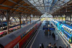 L�beck Hauptbahnhof am 22 April 2026, in der Bildmitte die 218 431-5 der DB Regio AG mit dem roten Dosto-Zug steht auf Gleis 6, als RE 2 nach Bad Kleinen, zur Abfahrt bereit. Rechts auf Gleis 7 stehen drei gekuppelte elektrische vierteilige Typ Stadler KISS der BR 445.1 als RE 8 nach Hamburg Hbf bereit. Ganz rechts auf Gleis 8 steht der vierteilige Stadler KISS Doppelstocktriebzug 445 129 / 445 629 als RB 86 von Travem�nde Strand.