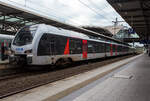Zwei gekuppelte f�nfteilige Stadler FLIRT� der VIAS Rail GmbH haben am 16 Mai 2024, als RE 19 „Rhein-IJssel-Express“ (D�sseldorf Hbf – D�sseldorf Flughafen – Duisburg –