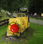 600 mm BBA Tandem-Akkumulatorlokomotive vom Typ B 660, vom Hersteller BBA - Betrieb für Bergbauausrüstungen Aue von 1954–1991 Sowjetisch-Deutsche Aktiengesellschaft (SDAG), Fabriknummer 5562.308 (Baujahr 1989), am 25.08.2013 beim Besucherbergwerk Markus Röhling Stolln in Annaberg-Buchholz – Frohnau.

Die Type B 660 des Betriebes für Bergbauausrüstungen Aue (BBA) bezeichnet eine Akkumulatorlokomotive, die von 1980 bis 1990 gebaut wurde. Sie wurde hauptsächlich für die Bergbaubetriebe der SDAG Wismut gebaut, aber auch an andere Bergbaubetriebe geliefert. Die B 660 ist eine Tandemvariante der B 360. Die beiden Akkutender entsprechen einer B 360 ohne Führerhaus. Das Führerhaus wurde als Sänfte zwischen die beiden Akkutender gehängt. Von diesen Loks wurden über hundert Stück gebaut. Sie ersetzte die verschlissene Tandemakkulok EL 61 des BBA. Ende der 1980er-Jahre wurden einige Prototypen mit einer  Sonderausrüstung gebaut, zu diesen die hier wohl auch gilt. Denn sie hat nur einen Akkutender, an dem vorderen Tender ist ein Schleuderrad angebaut, wohl um Abraum aus dem Gleis zu schleudern.

TECHNISCHE DATEN (laut Erklärungstafel):
Hersteller: BBA Betrieb für Bergbauausrüstungen Aue
Herkunft: Grube Pöhla (Erzgebirge)
Spurweite: 600 mm
Achsformel: Bo+Bo
Bauart: Akkulok
Gattung: Grubenlokomotive
Eigengewicht: 5,8 t
Leistung: 4 x 2,1 kW (8,4 kW)
Stundenleistung: 460 kp
Schaufelinhalt: 0,16 m³ (Förderleistung bis zu 60 m³/h)
Höchstgeschwindigkeit: 6,0 km/h

Weitere Daten serienmäßiger B 660:
Länge über Puffer: 	4.790 bis 4.870 mm K
Höhe: 1.470 mm
Breite: 780 mm
Fester Radstand: 630 mm
Kleinster bef. Halbmesser: 5 m
Dienstmasse: 	5,5 t
Höchstgeschwindigkeit: 15 km/h
Stundenleistung: 8,4 kW
Anfahrzugkraft:  3,2 kN
Kapazität:  2 × 280 / 2 × 260 Ah
Treibraddurchmesser:  500 mm
Fahrbatterie: 78/80 V
Anzahl der Fahrmotoren: 4
