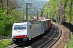 185 638-4 von Rpool auf der Geislinger Steige mit einem Continerzug am 06.05.2011.