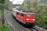 151 148-4 gibt Schubhilfe für einen langen Containerzug auf der Geislinger Steige am 25.09.2010.