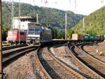 151 126-0 in Schubbereitschaft und Containerzug mit MRCE 185 565-9 in Geislingen Steige am 20.09.2012.