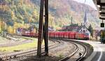 185 363-9 mit Seiten-Selbstentladewagen in Geislingen Steige und Schublok 185 175-7 am 26.10.2021.