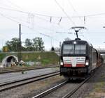 X 4 E 859; eine Vectron AC-MS mit Schüttgut-Ganzzug in Günzburg am 28.04.2024.