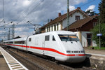 DB: Nicht mehr all zu lange Zeit werden die ICE das historische Bahnhofsgeb�ude Haltingen passieren.