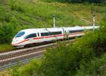   Der ICE 3 (BR 403) - Tz 352  M�nchengladbach  rauscht am 14.07.2012 in Richtung Frankfurt am Main, hier aufgenommen von einem Parkplatz an der A3 bei Limburg.