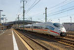   Der ICE-3M - Tz 4606  Limburg an der Lahn  (ein mehrsystemfähiger ICE 3 der BR 406) rauscht am 25.03.2017 durch den Bahnhof Montabaur in Richtung Köln.