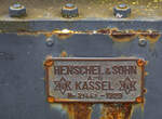 Fabrikschild der letzten Wangerooger Dampflokomotive, die Deutsche Bundesbahn 99 211, ex DR 99 211, seit Juli 1968 als Denkmal beim alten Leuchtturm beim Bahnhof von Wangerooge abgestellt, hier am 12
