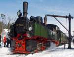 Die Jung-Malletlok 99 5902, ex NWE 14, ex NWE 12 (ab 1927) mit HSB-Traditionszug auf dem Weg zum Brocken, hier am 23.03.2013 beim Wasserfassen im Bahnhof Drei Annen Hohne.