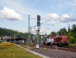 Die 211 041-9  (92 80 1211 041-9 D-NESA) der NeSa (Eisenbahn-Betriebsgesellschaft Neckar-Schwarzwald-Alb mbH, Rottweil), ex DB V 100 1041, fährt am 25.06.2022, mit zwei V60 der leichten