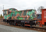 Die DDM V20 043 (Deutz 39624) eine ehemalige Wehrmachtslokomotive WR 200 B 14 am 26.03.2016 im DDM - Deutschen Dampflokomotiv-Museum in Neuenmarkt-Wirsberg, in einer Wehrmachts-Tarnlackierung.