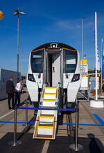 Siemens präsentierte auf der InnoTrans 2018 in Berlin (hier 18.09.2018) den Siemens Desiro City Class 717 (hier der Triebzug GTR 717017) für die Govia Thameslink Railway (GTR).

Hier nun mit geöffneter Notausstiegstür an einer Führerstandsfront (Stirnfront). Eine Besonderheit dieser Version sind die Notausstiegstüren an den Führerstandsfronten der Fahrzeuge, die notwendig sind, damit die Triebzüge auf der Northern City Line, einer ehemaligen U-Bahn-Strecke mit kreisförmigem Tunnelprofil, evakuiert werden können.
