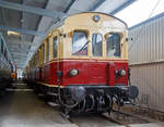 Der Elektrotriebwagen ET 85 07, ex DB 485 00, ex DRG elT 1107, gekuppelt mit dem Steuerwagen ES 85 15, ex DB 885 615, ex DRG elS 2115, ausgestellt am 09.09.2017 in der SVG Eisenbahn-Erlebniswelt Horb.