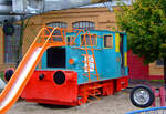 Die ehemalige Lok 22 der S�ddeutsche Zucker AG, eine Diesel-Rangierlokomotive vom Typ DEMAG ML 55 am 02.10.2010 im Technik Museum Speyer noch als Spielobjekt. Nachdem sie einige Jahre als Spielobjekt diente, ist sie mittlerweile ein Ausstellungst�ck auf dem Freigel�nde.

Die normalspurige Lok wurde 1940 von DEMAG im Werk Wetter (Ruhr) f�r S�dzucker (Werk Z�ttlingen-Jagst) gebaut (Fabriknummer unbekannt), mit der Schlie�ung des Werkes 1971 ging sie an einen Schrotthandel, �ber diesen kam sie zum ATM - Auto & Technik Museum Sinsheim und 1996 zum Technik Museum Speyer (die Museen Sinsheim und Speyer geh�ren zusammen). 

Wenig ist �ber den Diesellokbau bei der DEMAG im Werk Wetter (Ruhr) bekannt. Der Schwerpunkt lag bei Druckluftlokomotiven f�r den Bergbau. 1936 nahm die DEMAG den Dieselllokomotivbau auf. Die Anzahl der gebauten Maschinen bis zur Einstellung des Lokbaus 1957 ist unbekannt. Die Normalspurlokomotiven machen nur einen Bruchteil der Diesellokproduktion aus.

Die Deutsche Maschinenfabrik AG (DEMAG), entstand 1910 durch den Zusammenschluss der M�rkischen Maschinenbau-Anstalt L. Stuckenholz AG, Wetter, der Duisburger Maschinenbau AG, und der Benrather Maschinenfabrik GmbH.

Der ganz �berwiegende Teil der normalspurigen DEMAG-Lokomotiven war vom Typ ML 55. 

TECHNISCHE DATEN der ML 55:
Spurweite:  1.435 mm
Achsfolge: B
L�nge �ber Puffer:  5.800 mm
Achsstand:  2.500 mm
Raddurchmesser neu:  850 mm
Dienstgewicht:  15t
Motor: MWM  3 Zylinder / 4-Takt-Dieselmotor vom Typ GS 17 D
Leistung:  55 PS bei 1150 U/min
H�chstgeschwindigkeit:  14,5 km/h
