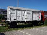 Gedeckter Güterwagen auf Schmalspur Rollböcken Spezialwagen Ghs Nr. 227 967 beim Öchsle in Ochsen husen am 25.09.2021.