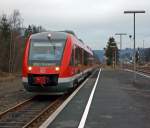 648 001 / 201 (LINT 41) kommt als RB 93 von Bad Berleburg und f�hrt in den Bahnhof Erndtebr�ck ein, nach dem Halt f�hrt er weiter �ber Kreuztal nach Siegen.