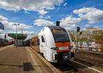 Zwei gekuppelte vierteilige Siemens Desiro HC 462 025 und 462 036 des RRX Rhein-Ruhr-Express (betrieben vom der National Express), fahren am 30.04.2023, als RRX RE 1 „NRW-Express“  (Hamm/Westf. – Dortmund – Essen – Duisburg – Düsseldorf – Köln – Aachen), in den Bahnhof Köln-Ehrenfeld ein. Aufgrund der Insolvenz von Abellio Rail NRW ist seit Februar 2022 National Express der Betreiber aller Linien im RRX-Vorlaufberieb.

Die Triebzüge mit  den NVR-Nummern (94 80 0462 025-8 D-SDEHC und 94 80 0462 036-5 D-SDEHC) sind Eigentum von SIEMENS Mobility und an den RRX vermietet. Siemens ist auch für die Instandhaltung der Fahrzeuge zuständig. Dafür wurde in Dortmund-Eving ein RRX Instandhaltungswerk (Rail Service Center) errichtet.

Der SIEMENS Desiro HC (HC für englisch High Capacity , Hohe Kapazität) sind elektrische, ein- und doppelstöckige Triebwagenzüge (DTZ) des Herstellers Siemens Mobility aus der Produktfamilie Siemens Desiro. Der Desiro HC wurde auf der Innotrans 2014 vorgestellt. Der Triebzug weist sowohl einstöckige als auch doppelstöckige Wagen auf. Der mittlere Teil der angetriebenen einstöckigen Endwagen sowie das Unterdeck der antriebslosen doppelstöckigen Zwischenwagen sind vom Bahnsteig ohne Stufen oder Rampen erreichbar. 

Die Fahrzeuge werden in Leichtbauweise aus Aluminium hergestellt, sie entsprechen der geforderten passiven Kollisionssicherheit gemäß TSI und EN 15227. Sie laufen auf luftgefederten Drehgestellen der Bauarten SF 100 und SF 500. Die Triebzüge haben eine elektrodynamische Bremse mit Energierückgewinnung.

An der Fertigung dieses Zugtyps sind unter anderem die Siemens-Standorte Krefeld (einstöckige Endwagen, doppelstöckige Mittelwagen seit Anfang 2019), Wien Simmering (doppelstöckige Mittelwagen bis Anfang 2019), Graz (Drehgestelle) und Wegberg-Wildenrath (Zusammensetzen der einzelnen Waggons und Inbetriebnahme) beteiligt.

Die Züge des Rhein-Ruhr-Express (RRX) sind mit WLAN, Steckdosen, Leseleuchten, Klapptischen und einem Infotainmentsystem ausgerüstet. In einem Endwagen befindet sich der 1.-Klasse-Bereich und ein Mehrzweckbereich der  2. Klasse, in dem zweiten Endwagen befindet sich ein Mehrzweckbereich mit behindertengerechtem Universal-WC.[

Zusätzlich zu den gelieferten 84 Triebzügen unterhält Siemens Mobility mit dem 462 083 ein weiteres Fahrzeug, das nicht Bestandteil der RRX-Bestellung ist, sondern für Test-, Demonstrations- und Schulungsfahrten genutzt wird.

TECHNISCHE DATEN der BR 462 (Desiro HC vierteilig):
Anzahl: 84 (für RRX)
Spurweite:  1.435 mm (Normalspur)
Achsformel: Bo’Bo’+2’2’+2’2’+Bo’Bo’
Länge über Kupplung: 105.252 mm
Wagenläge Endwagen: 26.226 mm
Wagenlänge Mittelwagen: 25.200 mm
Breite: 2.820 mm
Leergewicht: 200 t
Höchstgeschwindigkeit: 160 km/h
Kurzzeitleistung: 4.000 kW
Stundenleistung: 3.290 kW
Beschleunigung: 1,1 m/s²
Stromsystem: 15 kV 16,7 Hz ~
Stromübertragung: Oberleitung
Sitzplätze:  400 (davon 36 in der 1. Klasse)
Fußbodenhöhe (Einstieg): 800 mm (Endwagen) 730 mm (Mittelwagen)
Anzahl der Türen je Seite: 8