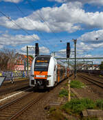 Zwei gekuppelte vierteilige Siemens Desiro HC 462 025 und 462 036 des RRX Rhein-Ruhr-Express (betrieben vom der National Express), fahren am 30.04.2023, als RRX RE 1 „NRW-Express“  (Hamm/Westf. – Dortmund – Essen – Duisburg – Düsseldorf – Köln – Aachen), in den Bahnhof Köln-Ehrenfeld ein. Aufgrund der Insolvenz von Abellio Rail NRW ist seit Februar 2022 National Express der Betreiber aller Linien im RRX-Vorlaufberieb.

Die Triebzüge mit  den NVR-Nummern (94 80 0462 025-8 D-SDEHC und 94 80 0462 036-5 D-SDEHC) sind Eigentum von SIEMENS Mobility und an den RRX vermietet. Siemens ist auch für die Instandhaltung der Fahrzeuge zuständig. Dafür wurde in Dortmund-Eving ein RRX Instandhaltungswerk (Rail Service Center) errichtet.

Der SIEMENS Desiro HC (HC für englisch High Capacity , Hohe Kapazität) sind elektrische, ein- und doppelstöckige Triebwagenzüge (DTZ) des Herstellers Siemens Mobility aus der Produktfamilie Siemens Desiro. Der Desiro HC wurde auf der Innotrans 2014 vorgestellt. Der Triebzug weist sowohl einstöckige als auch doppelstöckige Wagen auf. Der mittlere Teil der angetriebenen einstöckigen Endwagen sowie das Unterdeck der antriebslosen doppelstöckigen Zwischenwagen sind vom Bahnsteig ohne Stufen oder Rampen erreichbar. 

Die Fahrzeuge werden in Leichtbauweise aus Aluminium hergestellt, sie entsprechen der geforderten passiven Kollisionssicherheit gemäß TSI und EN 15227. Sie laufen auf luftgefederten Drehgestellen der Bauarten SF 100 und SF 500. Die Triebzüge haben eine elektrodynamische Bremse mit Energierückgewinnung.

An der Fertigung dieses Zugtyps sind unter anderem die Siemens-Standorte Krefeld (einstöckige Endwagen, doppelstöckige Mittelwagen seit Anfang 2019), Wien Simmering (doppelstöckige Mittelwagen bis Anfang 2019), Graz (Drehgestelle) und Wegberg-Wildenrath (Zusammensetzen der einzelnen Waggons und Inbetriebnahme) beteiligt.

Die Züge des Rhein-Ruhr-Express (RRX) sind mit WLAN, Steckdosen, Leseleuchten, Klapptischen und einem Infotainmentsystem ausgerüstet. In einem Endwagen befindet sich der 1.-Klasse-Bereich und ein Mehrzweckbereich der  2. Klasse, in dem zweiten Endwagen befindet sich ein Mehrzweckbereich mit behindertengerechtem Universal-WC.[

Zusätzlich zu den gelieferten 84 Triebzügen unterhält Siemens Mobility mit dem 462 083 ein weiteres Fahrzeug, das nicht Bestandteil der RRX-Bestellung ist, sondern für Test-, Demonstrations- und Schulungsfahrten genutzt wird.

TECHNISCHE DATEN der BR 462 (Desiro HC vierteilig):
Anzahl: 84 (für RRX)
Spurweite:  1.435 mm (Normalspur)
Achsformel: Bo’Bo’+2’2’+2’2’+Bo’Bo’
Länge über Kupplung: 105.252 mm
Wagenläge Endwagen: 26.226 mm
Wagenlänge Mittelwagen: 25.200 mm
Breite: 2.820 mm
Leergewicht: 200 t
Höchstgeschwindigkeit: 160 km/h
Kurzzeitleistung: 4.000 kW
Stundenleistung: 3.290 kW
Beschleunigung: 1,1 m/s²
Stromsystem: 15 kV 16,7 Hz ~
Stromübertragung: Oberleitung
Sitzplätze:  400 (davon 36 in der 1. Klasse)
Fußbodenhöhe (Einstieg): 800 mm (Endwagen) 730 mm (Mittelwagen)
Anzahl der Türen je Seite: 8