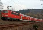 Am 15.04.2012 kurz hinter Betzdorf/Sieg: Der RE 9 (Rhein-Sieg-Express) im Sandwich f�hrt Richtung K�ln, gezogen von 111 079-9 und geschoben von 111 010.
