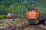Betzdorf/Sieg am 02.10.2012: Rechts rangiert die KSW (Kreisbahn Siegen-Wittgenstein) Lok 42 eine MaK 1700 BB, hinten links, kurz vor der Einfahrt in den Bahnhof, 442 254 und 442 256 (Zwei gekuppelte