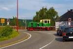 Die 1.000 mm Diesellok D1, eine O&K MV 10 S, der Brohltal-Eisenbahn f�hrt am 19.05.2013 hinab zu den Rheinanlagen, hier beim B� Brohl BE.