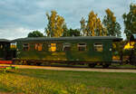 Vierachsiger 750 mm-Schmalspur 2.Klasse Personenwagen mit offenen Plattformen und Holzdach, DBG  970-266, ex SOEG 970-266.